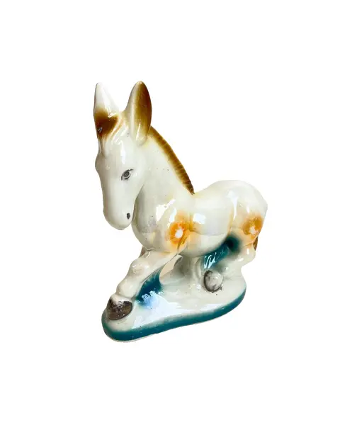 Foto de um(a) Escultura bibelô Burrinho em porcelana pintada, da categoria de Escultura. Burrinho em porcelana pintada. Está com alguns desgastes na pintura como mostrado nas fotos. Mede 18x17cm. Vendido no marketplace Trésors.