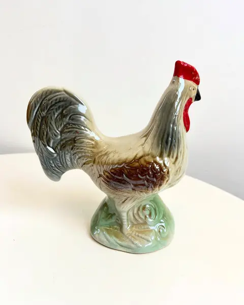Foto de um(a) Escultura Galo em porcelana, da categoria de Escultura. Galo em porcelana pintada. está praticamente perfeito, apenas com uma marquinha de tinta vermelha no rabo. Mede 17x16cm. Mostrado de uma perspectiva diferente. Vendido no marketplace Trésors.