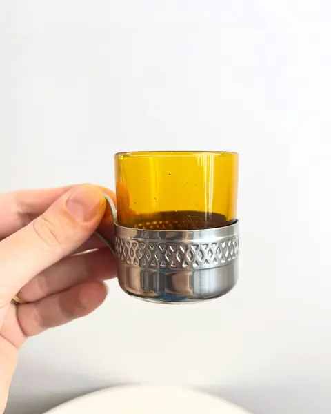 Foto de um(a) Conjunto com 04 xícaras Duralex para café, com suporte em metal, da categoria de Conjuntos de café e chá. Jogo com 4 xícaras e pires Duralex para café. Pontos de oxidação no metal. Mostrado de uma perspectiva diferente. Vendido no marketplace Trésors.