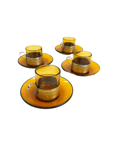 Foto de um(a) Conjunto com 04 xícaras Duralex para café, com suporte em metal, da categoria de Conjuntos de café e chá. Jogo com 4 xícaras e pires Duralex para café. Pontos de oxidação no metal. Vendido no marketplace Trésors.