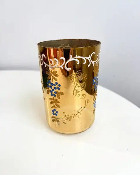 Foto de um(a) Copo em fino vidro furta cor, da categoria de Copos. Copo em fino vidro furta cor com pinturas a mão em alto relevo e douração no fundo. Década de 40/50. Apresenta leves... Mostrado de uma perspectiva diferente. Vendido no marketplace Trésors.