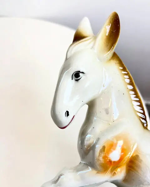 Foto de um(a) Escultura bibelô Burrinho em porcelana pintada, da categoria de Escultura. Burrinho em porcelana pintada. Está com alguns desgastes na pintura como mostrado nas fotos. Mede 18x17cm. Mostrado de uma perspectiva diferente. Vendido no marketplace Trésors.