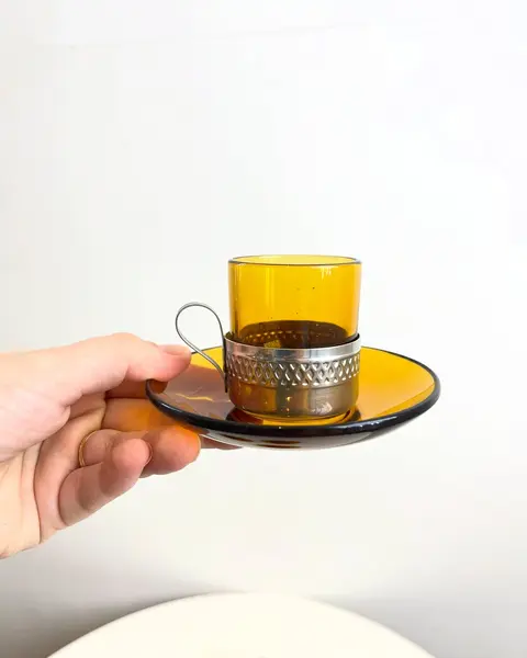 Foto de um(a) Conjunto com 04 xícaras Duralex para café, com suporte em metal, da categoria de Conjuntos de café e chá. Jogo com 4 xícaras e pires Duralex para café. Pontos de oxidação no metal. Mostrado de uma perspectiva diferente. Vendido no marketplace Trésors.