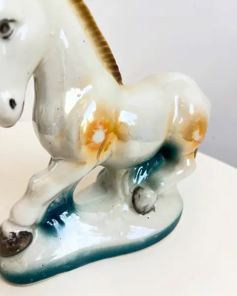 Foto de um(a) Escultura bibelô Burrinho em porcelana pintada, da categoria de Escultura. Burrinho em porcelana pintada. Está com alguns desgastes na pintura como mostrado nas fotos. Mede 18x17cm. Mostrado de uma perspectiva diferente. Vendido no marketplace Trésors.