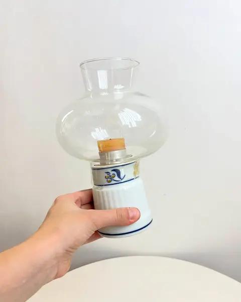 Foto de um(a) Lanterna Japonesa à vela, da categoria de Castiçais. Grande lanterna à vela em porcelana japonesas e vidro. O vidro está quebrado, como mostrado nas fotos. Medidas: 22x13cm. Mostrado de uma perspectiva diferente. Vendido no marketplace Trésors.