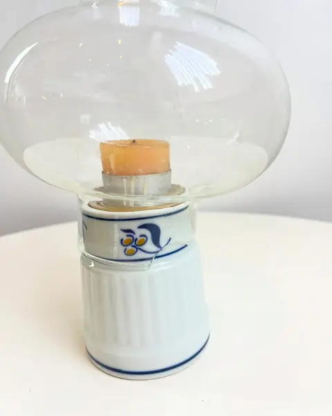 Foto de um(a) Lanterna Japonesa à vela, da categoria de Castiçais. Grande lanterna à vela em porcelana japonesas e vidro. O vidro está quebrado, como mostrado nas fotos. Medidas: 22x13cm. Mostrado de uma perspectiva diferente. Vendido no marketplace Trésors.