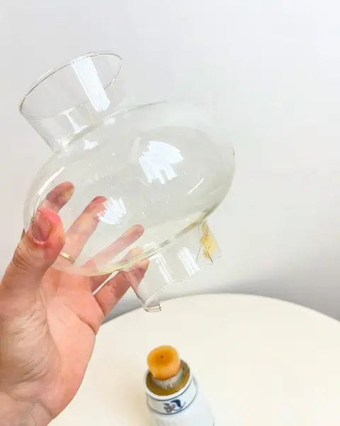 Foto de um(a) Lanterna Japonesa à vela, da categoria de Castiçais. Grande lanterna à vela em porcelana japonesas e vidro. O vidro está quebrado, como mostrado nas fotos. Medidas: 22x13cm. Mostrado de uma perspectiva diferente. Vendido no marketplace Trésors.