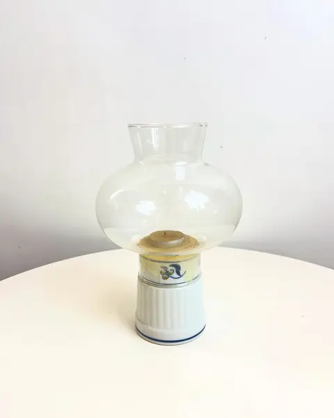 Foto de um(a) Lanterna Japonesa à vela, da categoria de Castiçais. Grande lanterna à vela em porcelana japonesas e vidro. Perfeito estado. Medidas: 22x13cm. Mostrado de uma perspectiva diferente. Vendido no marketplace Trésors.