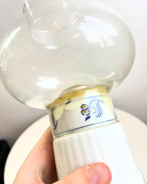 Foto de um(a) Lanterna Japonesa à vela, da categoria de Castiçais. Grande lanterna à vela em porcelana japonesas e vidro. Perfeito estado. Medidas: 22x13cm. Mostrado de uma perspectiva diferente. Vendido no marketplace Trésors.