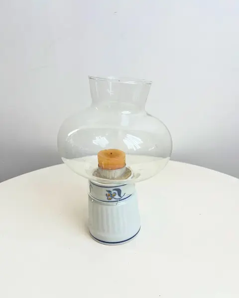 Foto de um(a) Lanterna Japonesa à vela, da categoria de Castiçais. Grande lanterna à vela em porcelana japonesas e vidro. O vidro está quebrado, como mostrado nas fotos. Medidas: 22x13cm. Mostrado de uma perspectiva diferente. Vendido no marketplace Trésors.