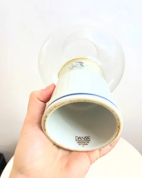 Foto de um(a) Lanterna Japonesa à vela, da categoria de Castiçais. Grande lanterna à vela em porcelana japonesas e vidro. Perfeito estado. Medidas: 22x13cm. Mostrado de uma perspectiva diferente. Vendido no marketplace Trésors.