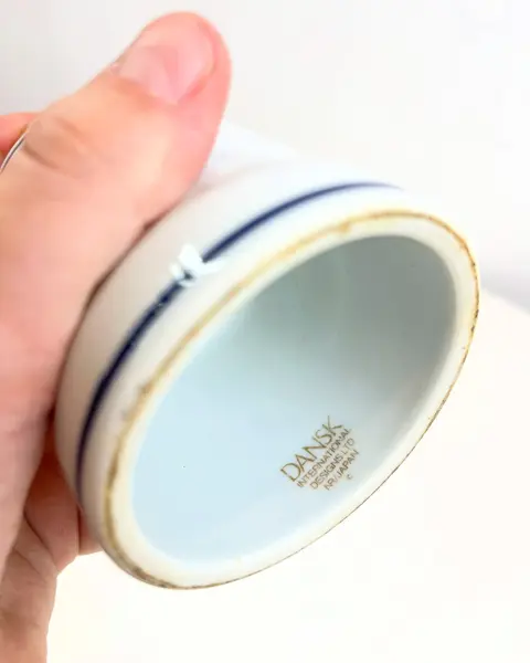 Foto de um(a) Lanterna Japonesa à vela, da categoria de Castiçais. Grande lanterna à vela em porcelana japonesas e vidro. O vidro está quebrado, como mostrado nas fotos. Medidas: 22x13cm. Mostrado de uma perspectiva diferente. Vendido no marketplace Trésors.