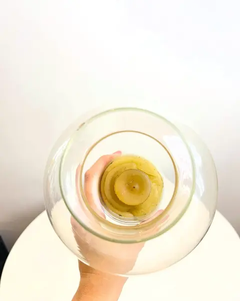 Foto de um(a) Lanterna Japonesa à vela, da categoria de Castiçais. Grande lanterna à vela em porcelana japonesas e vidro. Perfeito estado. Medidas: 22x13cm. Mostrado de uma perspectiva diferente. Vendido no marketplace Trésors.