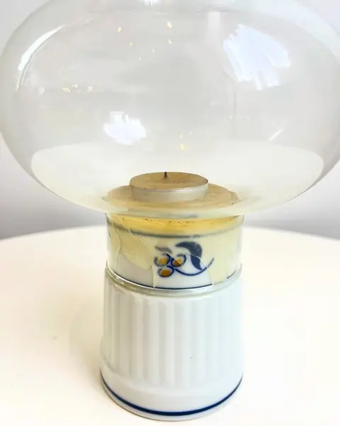 Foto de um(a) Lanterna Japonesa à vela, da categoria de Castiçais. Grande lanterna à vela em porcelana japonesas e vidro. Perfeito estado. Medidas: 22x13cm. Mostrado de uma perspectiva diferente. Vendido no marketplace Trésors.