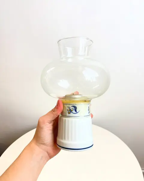 Foto de um(a) Lanterna Japonesa à vela, da categoria de Castiçais. Grande lanterna à vela em porcelana japonesas e vidro. Perfeito estado. Medidas: 22x13cm. Mostrado de uma perspectiva diferente. Vendido no marketplace Trésors.