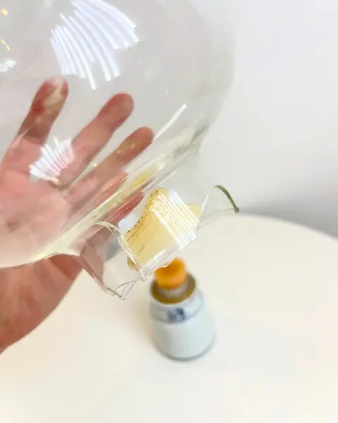 Foto de um(a) Lanterna Japonesa à vela, da categoria de Castiçais. Grande lanterna à vela em porcelana japonesas e vidro. O vidro está quebrado, como mostrado nas fotos. Medidas: 22x13cm. Mostrado de uma perspectiva diferente. Vendido no marketplace Trésors.