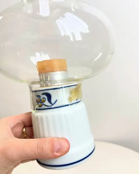 Foto de um(a) Lanterna Japonesa à vela, da categoria de Castiçais. Grande lanterna à vela em porcelana japonesas e vidro. O vidro está quebrado, como mostrado nas fotos. Medidas: 22x13cm. Mostrado de uma perspectiva diferente. Vendido no marketplace Trésors.