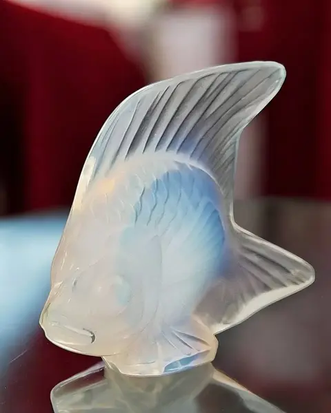 Foto de um(a) Pequeno peixe em vidro artístico Lalique, da categoria de Escultura. Pequeno peixe em vidro artístico Lalique. As pequenas esculturas de animais da Lalique representam uma faceta fascinante da... Mostrado de uma perspectiva diferente. Vendido no marketplace Trésors.