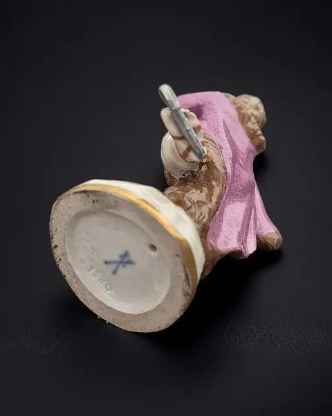 Foto de um(a) Escultura em porcelana Meissen The Skater, da categoria de Escultura. Emblematica e rara estatueta em porecelana Meissen "The Skater". As estatuetas em porcelana da manufatura Meissen do final... Mostrado de uma perspectiva diferente. Vendido no marketplace Trésors.