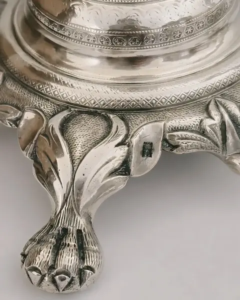 Foto de um(a) Raro par de candelabros em prata de Lei Portuguesa Séc XIX, da categoria de Castiçais. Estes castiçais em prata de lei, datados do Século XIX e contrastados em Lisboa, representam mais do que meros objetos... Mostrado de uma perspectiva diferente. Vendido no marketplace Trésors.