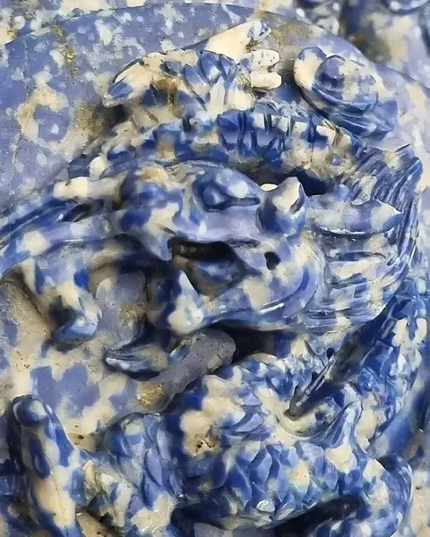 Foto de um(a) Pequeno Vaso Balaústre Em Pedra Lapis Lazuli, da categoria de Vasos. Lindo vaso balustre em lápis-lazúli com dragão esculpido ao centro, alças em forma de pássaros com argolas soltas e tampa... Mostrado de uma perspectiva diferente. Vendido no marketplace Trésors.