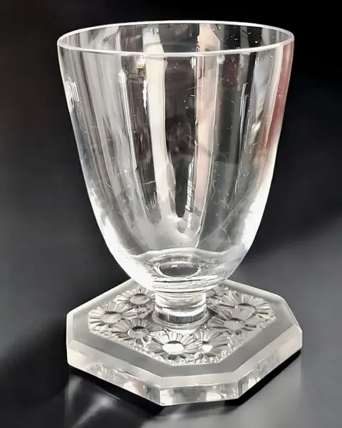 Foto de um(a) Taça R. Lalique Paquerettes Cristal Francês, da categoria de Taças. Taça de coleção em cristal Rene Lalique ´´Paquerettes``. A taça de vinho Lalique modelo "Paquerettes" transcende a mera... Mostrado de uma perspectiva diferente. Vendido no marketplace Trésors.