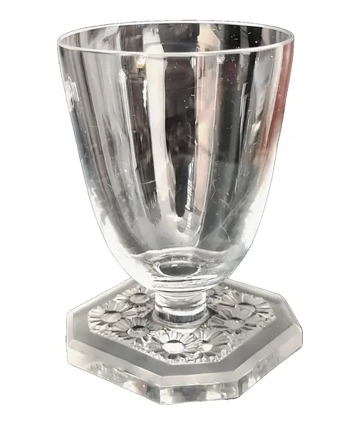 Foto de um(a) Taça R. Lalique Paquerettes Cristal Francês, da categoria de Taças. Taça de coleção em cristal Rene Lalique ´´Paquerettes``. A taça de vinho Lalique modelo "Paquerettes" transcende a mera... Vendido no marketplace Trésors.