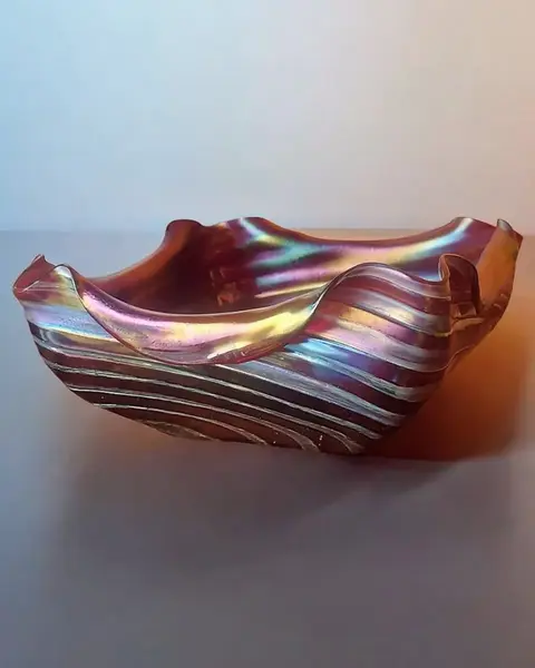 Foto de um(a) Centro De Mesa Em Vidro Artístico Loetz, da categoria de Centro de mesa. A Loetz, fundada em 1836, ganhou notoriedade sob a direção de Maximilian von Spaun, que impulsionou a empresa a se tornar... Mostrado de uma perspectiva diferente. Vendido no marketplace Trésors.