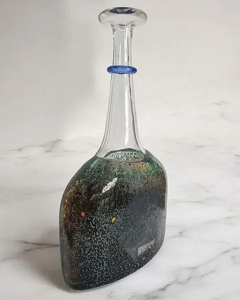 Foto de um(a) Garrafa Satellite Kosta Boda Design Bertil Vallien Policromada, da categoria de Garrafas, potes e jarros. Garrafa Satellite Kosta Boda design Bertil Vallien A garrafa "Satellite" de Bertil Vallien para a Kosta Boda é mais do que... Mostrado de uma perspectiva diferente. Vendido no marketplace Trésors.