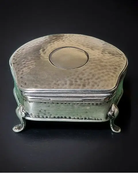 Foto de um(a) Caixinha Eduardiana em prata Inglesa Esterlina, da categoria de Cestos e Caixas. Rara Joia da Ourivesaria Inglesa: Caixinha Eduardiana em Prata Esterlina (1909) Mais do que uma simples caixa para anéis e... Mostrado de uma perspectiva diferente. Vendido no marketplace Trésors.