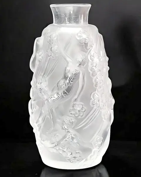 Foto de um(a) Lalique Vaso Nymphas 10cm - Decorativo Floral Cristal Nynphas, da categoria de Vasos. Vaso soliflore em vidro artistico Lalique ´Nynphas`. O design do vaso solitário Lalique ´´Nynphas``, com suas linhas... Mostrado de uma perspectiva diferente. Vendido no marketplace Trésors.