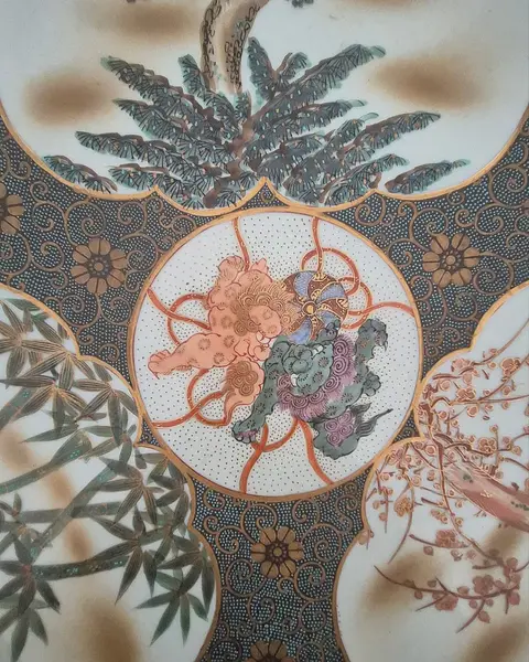 Foto de um(a) Antigo Prato Medalhão Oriental Porcelana Japonesa Séc. Xix. Policromado Oriental, da categoria de Pratos Decorativos. Esse lindo e grande prato medalhão é um belo exemplo de porcelana japonesa do final do século XIX ou início do século XX... Mostrado de uma perspectiva diferente. Vendido no marketplace Trésors.