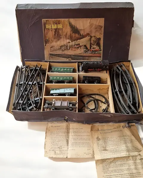 Foto de um(a) Conjunto Vintage De Ferromodelismo Alemão Bub 127/220v, da categoria de Trens de brinquedo. *POR FAVOR LER COM ATENÇÃO* Conjunto de ferromodelismo alemão ´´BUB`` na caixa com manual original.Karl Bub foi um pioneiro... Mostrado de uma perspectiva diferente. Vendido no marketplace Trésors.