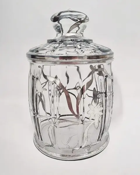 Foto de um(a) Biscoiteira com presentoir cristal e prata - vidrão Europeu década 30/40, da categoria de Utensílios de café e chá. Antiga biscoiteira e presentoir em vidro com decoração floral em prata. Rara no mercado esta peça destaca-se pela decoração... Mostrado de uma perspectiva diferente. Vendido no marketplace Trésors.