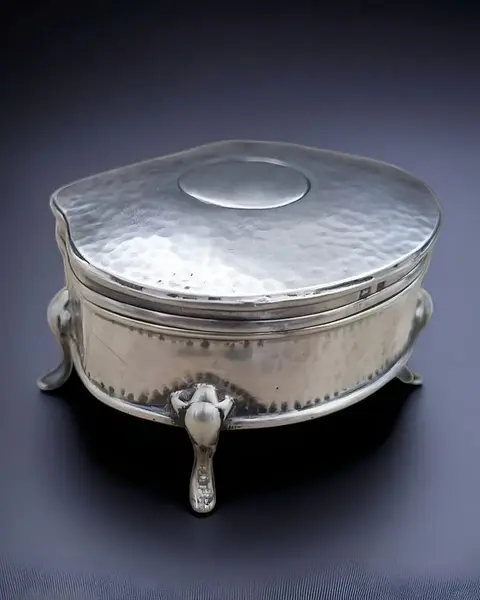 Foto de um(a) Caixinha Eduardiana em prata Inglesa Esterlina, da categoria de Cestos e Caixas. Rara Joia da Ourivesaria Inglesa: Caixinha Eduardiana em Prata Esterlina (1909) Mais do que uma simples caixa para anéis e... Mostrado de uma perspectiva diferente. Vendido no marketplace Trésors.