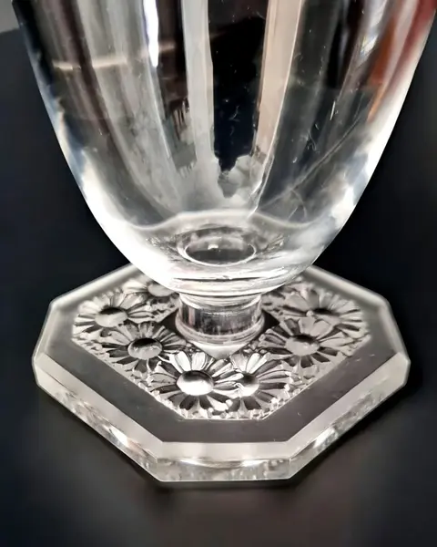 Foto de um(a) Taça R. Lalique Paquerettes Cristal Francês, da categoria de Taças. Taça de coleção em cristal Rene Lalique ´´Paquerettes``. A taça de vinho Lalique modelo "Paquerettes" transcende a mera... Mostrado de uma perspectiva diferente. Vendido no marketplace Trésors.