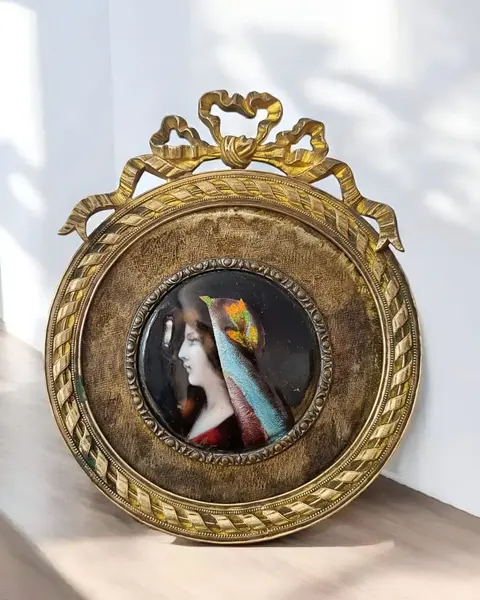 Foto de um(a) Miniatura Antiga Dama Emoldurada - Pintura, da categoria de Pinturas. Antiga miniatura de mesa com moldura dourada e pintura em esmalte. No início do século XX, em meio ao requinte da Belle... Mostrado de uma perspectiva diferente. Vendido no marketplace Trésors.