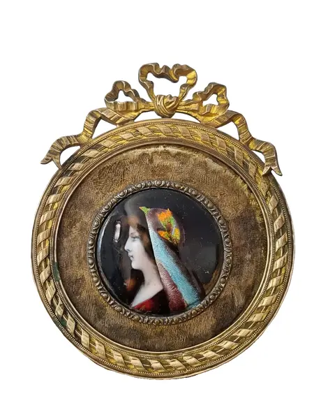 Foto de um(a) Miniatura Antiga Dama Emoldurada - Pintura, da categoria de Pinturas. Antiga miniatura de mesa com moldura dourada e pintura em esmalte. No início do século XX, em meio ao requinte da Belle... Vendido no marketplace Trésors.
