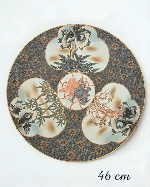 Foto de um(a) Antigo Prato Medalhão Oriental Porcelana Japonesa Séc. Xix. Policromado Oriental, da categoria de Pratos Decorativos. Esse lindo e grande prato medalhão é um belo exemplo de porcelana japonesa do final do século XIX ou início do século XX... Vendido no marketplace Trésors.