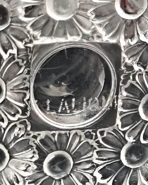 Foto de um(a) Taça R. Lalique Paquerettes Cristal Francês, da categoria de Taças. Taça de coleção em cristal Rene Lalique ´´Paquerettes``. A taça de vinho Lalique modelo "Paquerettes" transcende a mera... Mostrado de uma perspectiva diferente. Vendido no marketplace Trésors.