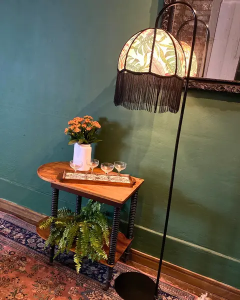 Foto de um(a) Carrinho de Chá Serena, da categoria de Carrinhos de bar e auxiliares. 68A x 73C x 43L cm Composição em madeiras nobres variadas. Peça recém restaurada. OBS: NÃO ACOMPANHA OS OBJETOS DA FOTO. Mostrado de uma perspectiva diferente. Vendido no marketplace Trésors.