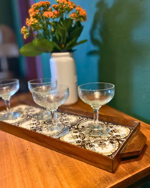 Foto de um(a) Bandeja em jacarandá bruma, da categoria de Bandejas. Bandeja Vintage de Madeira nobre de JACARANDÁ ornada com azulejos floridos nos tons de preto e cinza em design moderno e... Mostrado de uma perspectiva diferente. Vendido no marketplace Trésors.