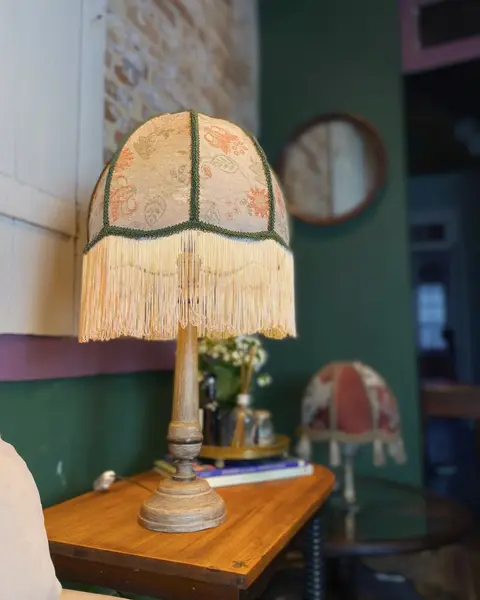 Foto de um(a) Abajur flores, da categoria de Abajures. Antigo abajur em madeira nobre, haste longa e torneada sobre base circular. Cúpula feita artesanalmente com tecidos... Mostrado de uma perspectiva diferente. Vendido no marketplace Trésors.