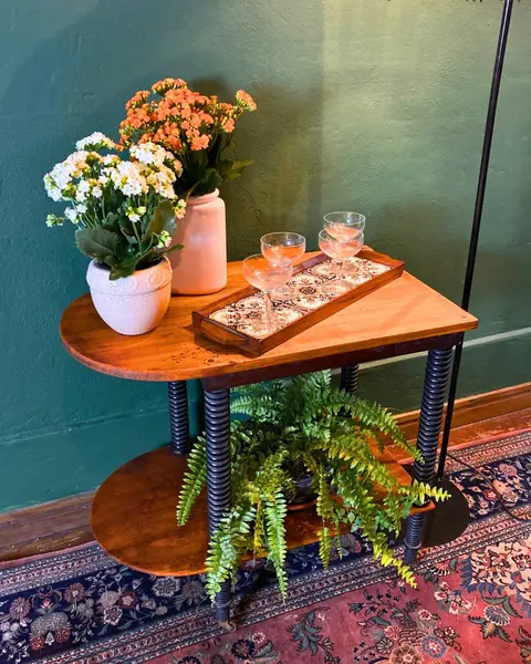 Foto de um(a) Carrinho de Chá Serena, da categoria de Carrinhos de bar e auxiliares. 68A x 73C x 43L cm Composição em madeiras nobres variadas. Peça recém restaurada. OBS: NÃO ACOMPANHA OS OBJETOS DA FOTO. Mostrado de uma perspectiva diferente. Vendido no marketplace Trésors.