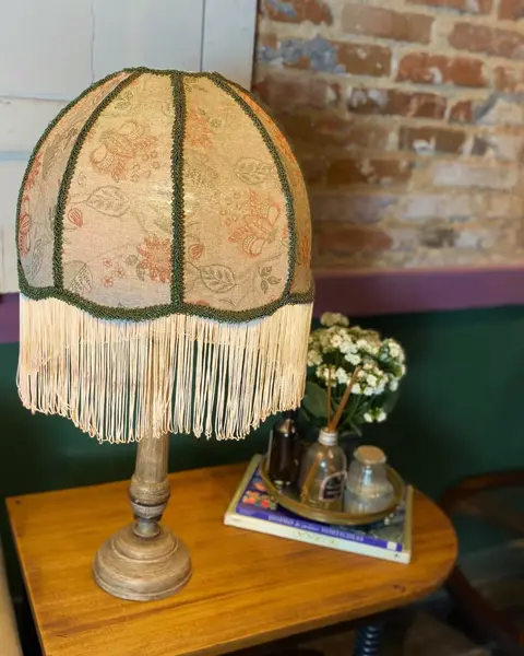 Foto de um(a) Abajur flores, da categoria de Abajures. Antigo abajur em madeira nobre, haste longa e torneada sobre base circular. Cúpula feita artesanalmente com tecidos... Mostrado de uma perspectiva diferente. Vendido no marketplace Trésors.