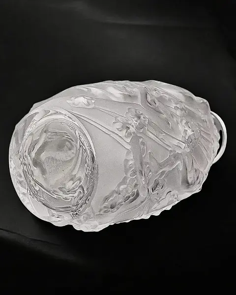 Foto de um(a) Lalique Vaso Nymphas 10cm - Decorativo Floral Cristal Nynphas, da categoria de Vasos. Vaso soliflore em vidro artistico Lalique ´Nynphas`. O design do vaso solitário Lalique ´´Nynphas``, com suas linhas... Mostrado de uma perspectiva diferente. Vendido no marketplace Trésors.
