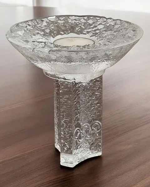 Foto de um(a) Castiçal Orrefors Designer Lars Hellsten - Jogos Olímpicos de 1984, da categoria de Castiçais. Castiçal ´OLYMPIC TORCH´ em cristal sueco Orrefors, projetado por Lars Hellsten para os Jogos Olímpicos de 1984 Lars... Mostrado de uma perspectiva diferente. Vendido no marketplace Trésors.