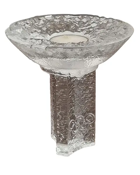 Foto de um(a) Castiçal Orrefors Designer Lars Hellsten - Jogos Olímpicos de 1984, da categoria de Castiçais. Castiçal ´OLYMPIC TORCH´ em cristal sueco Orrefors, projetado por Lars Hellsten para os Jogos Olímpicos de 1984 Lars... Vendido no marketplace Trésors.