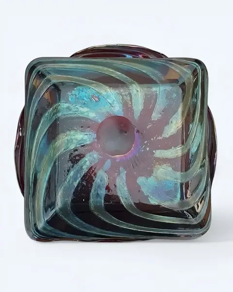 Foto de um(a) Centro De Mesa Em Vidro Artístico Loetz, da categoria de Centro de mesa. A Loetz, fundada em 1836, ganhou notoriedade sob a direção de Maximilian von Spaun, que impulsionou a empresa a se tornar... Mostrado de uma perspectiva diferente. Vendido no marketplace Trésors.