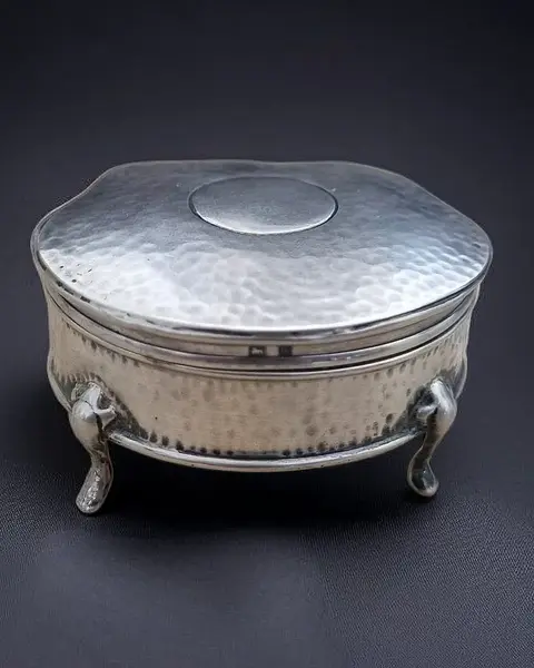 Foto de um(a) Caixinha Eduardiana em prata Inglesa Esterlina, da categoria de Cestos e Caixas. Rara Joia da Ourivesaria Inglesa: Caixinha Eduardiana em Prata Esterlina (1909) Mais do que uma simples caixa para anéis e... Mostrado de uma perspectiva diferente. Vendido no marketplace Trésors.